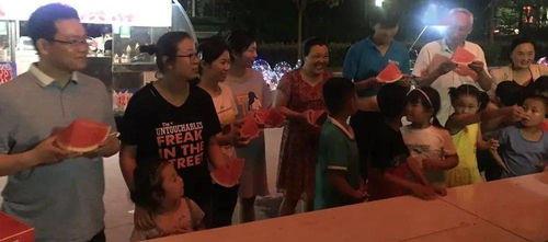 夜市吃瓜比赛,吃瓜大赛，谁才是瓜王？