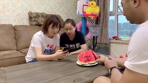 奶奶吃瓜搞笑,笑料横生，欢乐满屋